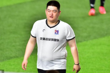 满身肥肉跑不动，还能连连进球，赵本山儿子赢麻了，都是人情世故